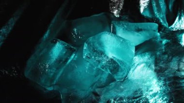  Yansıtıcı yüzeyde eriyen buz küpleri. Soğuk bir doku. Makro video, zaman aşımı