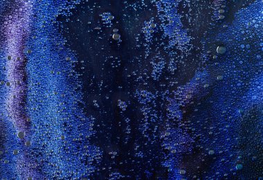 Kabarcıklı ve ışıltılı soyut mavi su arka planı. Zengin bir menekşe rengi ve sıçramalara, kristallere veya düz olmayan bir yüzeye benzeyen belirgin bir dokusu olan soyut bir arkaplan..