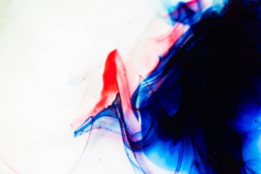 Kırmızı Aksanlı Soyut Mavi ve Beyaz Girdap. Değişken soyut arkaplan, akan çizgiler ve mavi-beyaz, kırmızı renkler. Suluboya arka plan. Hareket, akıcılık ve derinlik hissi.