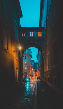 Roma 'nın dar sokaklarından biri