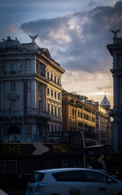 Roma 'daki güzel günbatımında eski binaya güneş ışığı vuruyor.