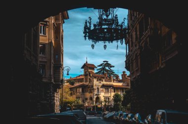 Zengin ve ünlü Roma caddesindeki avizeli ev manzarası