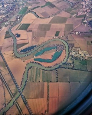 Arazi ve nehirlerin helikopter görüntüsü ortasında iki küçük göl olan ilginç bir şekil oluşturuyor.