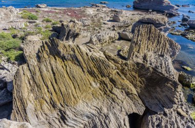 Deniz kıyısında kaya oluşumları