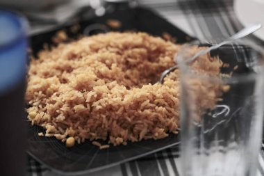 Kırmızı pirinçli bir mutfak çekimi.