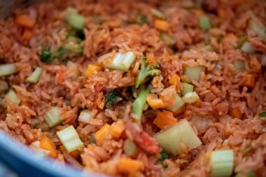 Kızarmış pilav, kızarmış pilav, kızarmış sebze ve kızarmış yumurta.