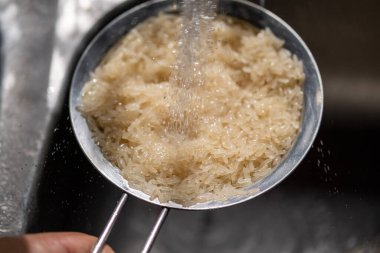 Bir kase pirinci kapat.