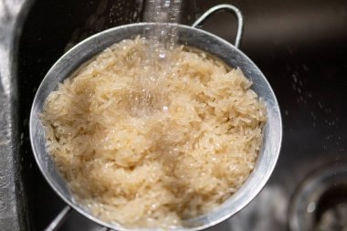 pirinç ve metal kap.