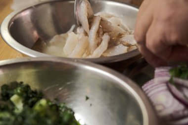 Mutfakta yemek pişiren şefin ellerini kapatın.