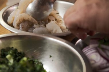 Adam sebze hazırlıyor.