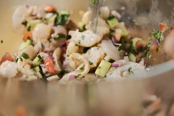Cam bir kasede taze karides salatası ve baharatlar.