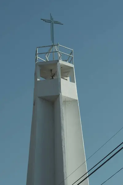 Mavi gökyüzü arkaplanlı kilise haçı