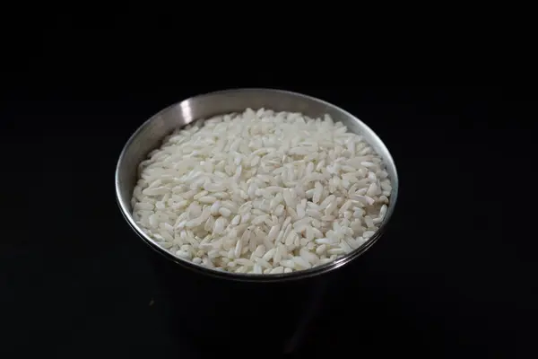 Beyaz arkaplanda pirinç
