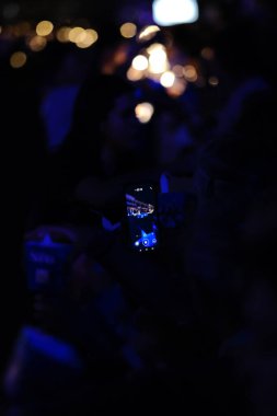 Arka planda akıllı telefonu olan bir adam.