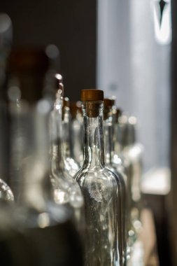 Mahzende şarap şişeleri