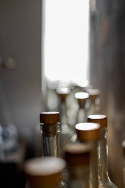 Mahzende şarap şişeleri