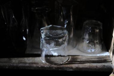 Masada cam şişeler var..