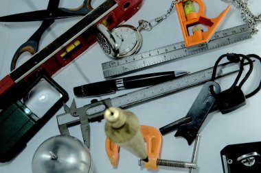 beyaz arkaplandaki araçların ve araçların farklı türleri, üst görünüm