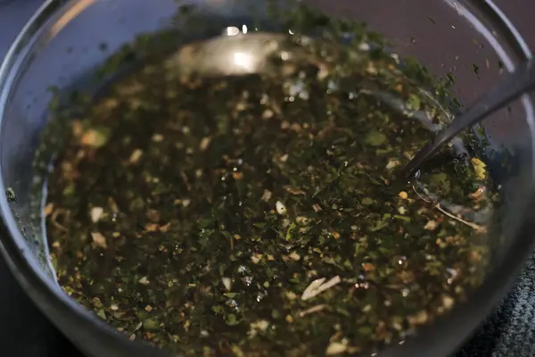 Chimichurri sosuna yakın.