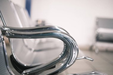 Ofisteki sandalyeleri kapatın.