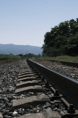 Kırsal bölgedeki tren yolu.