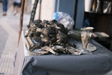 Pazardaki taze istiridyeleri kapatın.