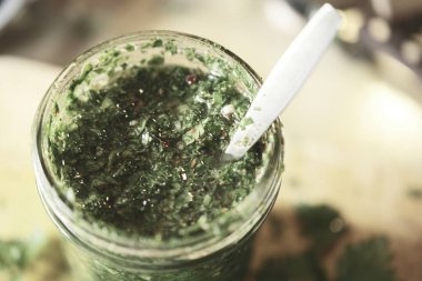 Bir kavanoz dolusu taze ev yapımı Chimichurri sosu.