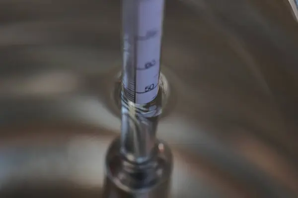 Test tüpünü yakın plan bulanık arkaplanla kapat