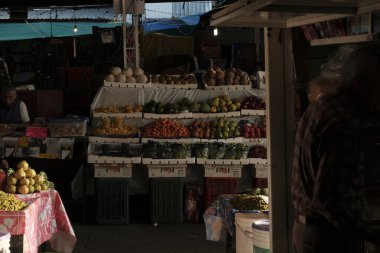 Meksika 'da Morelia şehrinde sırt çantalı, siyah elbiseli bir kadın.