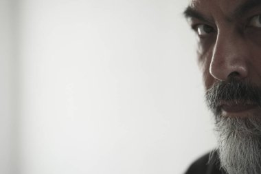 Kameraya bakan olgun bir adamın portresini kapat.