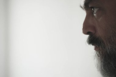 Kameraya bakan sakallı adama yaklaş.