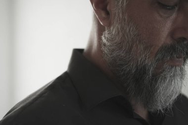 Siyah elbiseli bir adamın portresi.