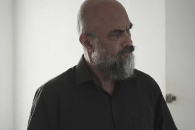 Sakallı ve bıyıklı bir adamın portresi.