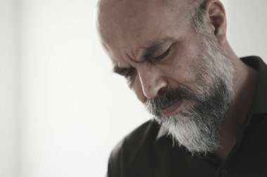 Mutfaktaki adam. siyah adam mutfakta.