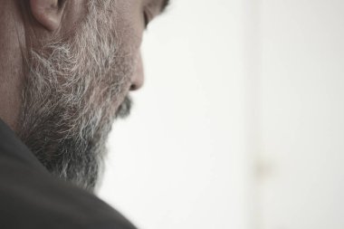 Bir sakallı bir adam, yakın çekim