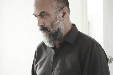 Siyah gömlekli ve siyah elbiseli adam.