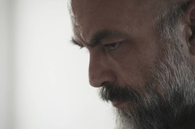 Kapat. Sakallı bir adamın portresi..