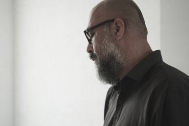 Gözlüklü sakallı adam.