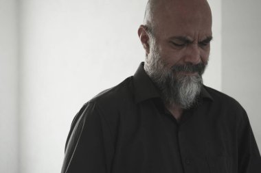 Sakallı kel bir adamın portresi.