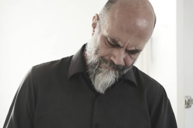 Son sınıf öğrencisi kameraya bakıyor.