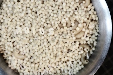 Yakın plan. Bir kase pirinç.