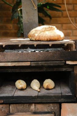 ev yapımı ekmek masanın üzerine