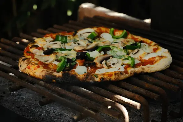 Sebzeli ve peynirli lezzetli pizza.