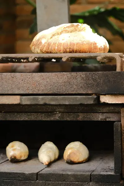 Izgarada ekmek ve sosis