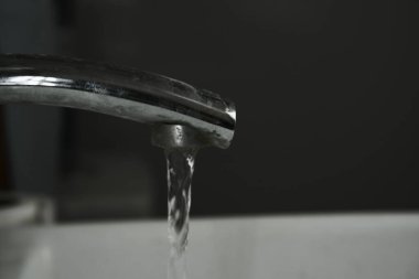 Musluğa su damlası