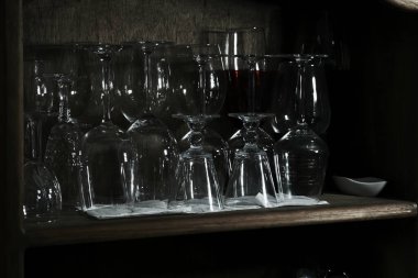 Ahşap arka planda boş şişeler ve bardaklar