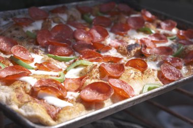 Sosisli ve peynirli pizza.