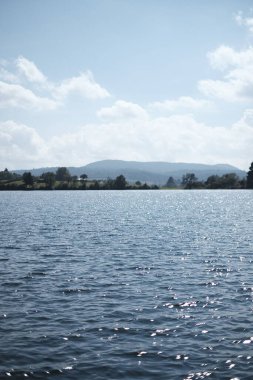 Arka planda teknesi olan güzel bir nehir görüntüsü.