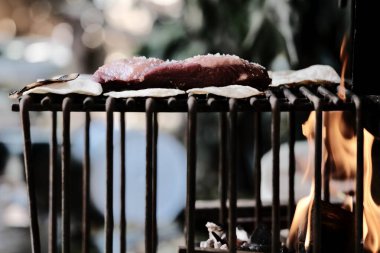 bir ızgarada pişirme et