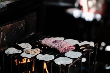 Yakın - et ve sosisler ızgarada